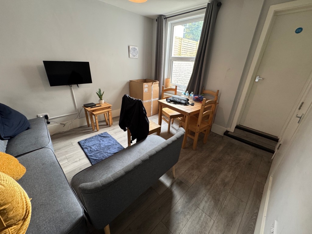 Lot: 7 - FREEHOLD RESIDENTIAL INVESTMENT - Living room - dining room